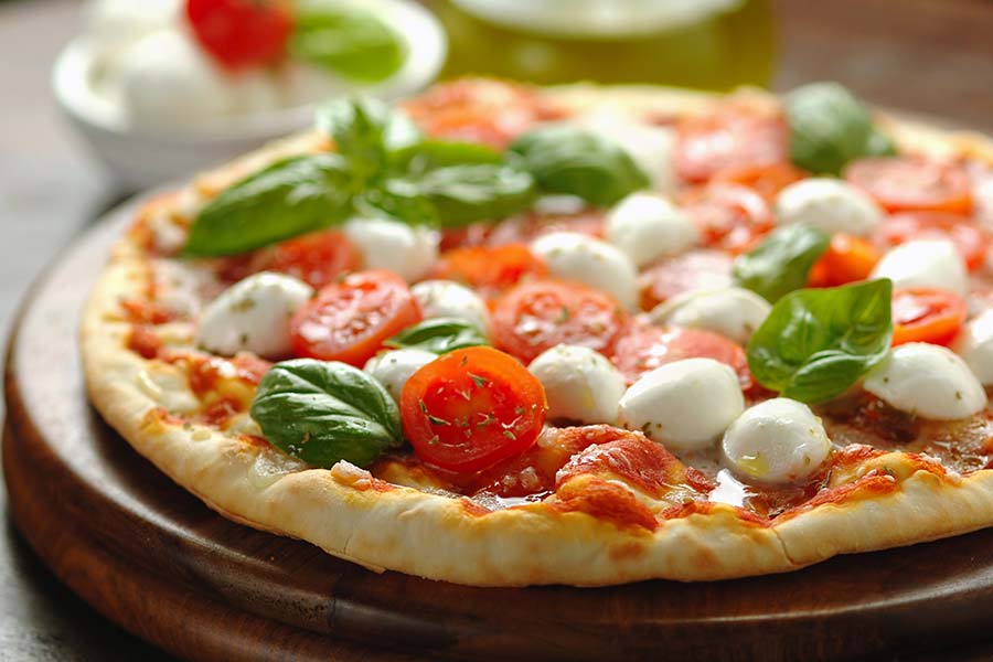 Ricetta Pizza al basilico pomodori pachino mozzarella bufala - Guardini