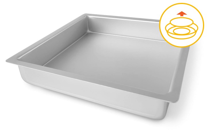 Square cake tin with removable bottom