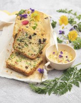 Plumcake salato di primavera con olive, piselli e ravanelli